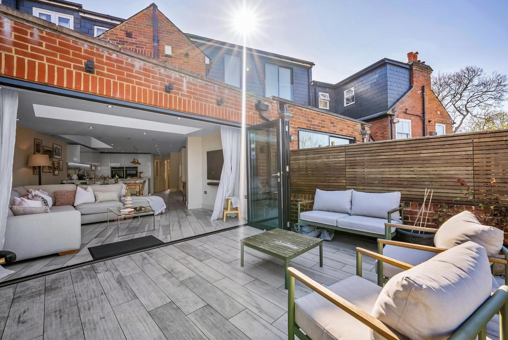 3-bedroom Stylish Stunning & Open Plan Home, Sleeps 6 With Private Off-road Parking And Private Garden - Long Term And Summer Special Offer! - By Blue Puffin Сasa de vacaciones