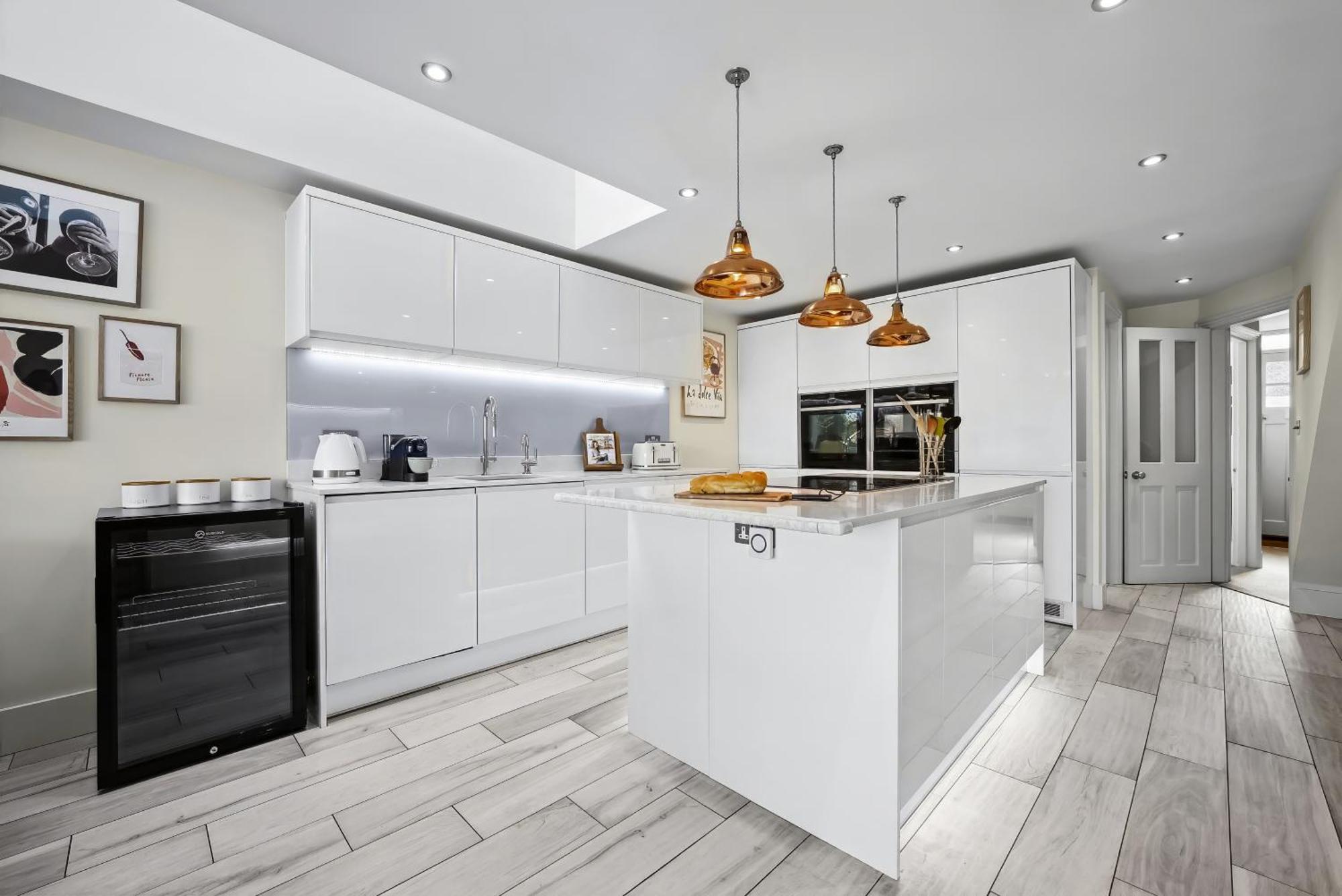 3-bedroom Stylish Stunning & Open Plan Home, Sleeps 6 With Private Off-road Parking And Private Garden - Long Term And Summer Special Offer! - By Blue Puffin Winchester