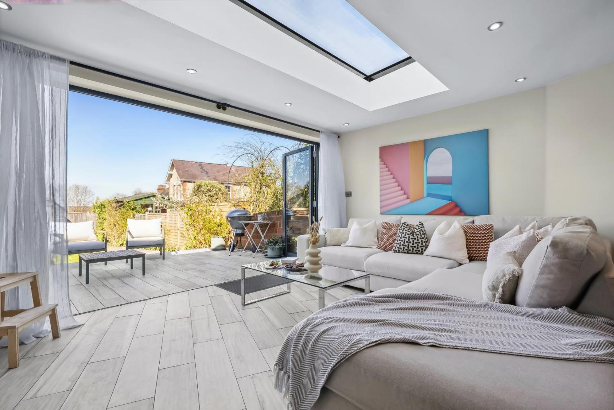 3-bedroom Stylish Stunning & Open Plan Home, Sleeps 6 With Private Off-road Parking And Private Garden - Long Term And Summer Special Offer! - By Blue Puffin