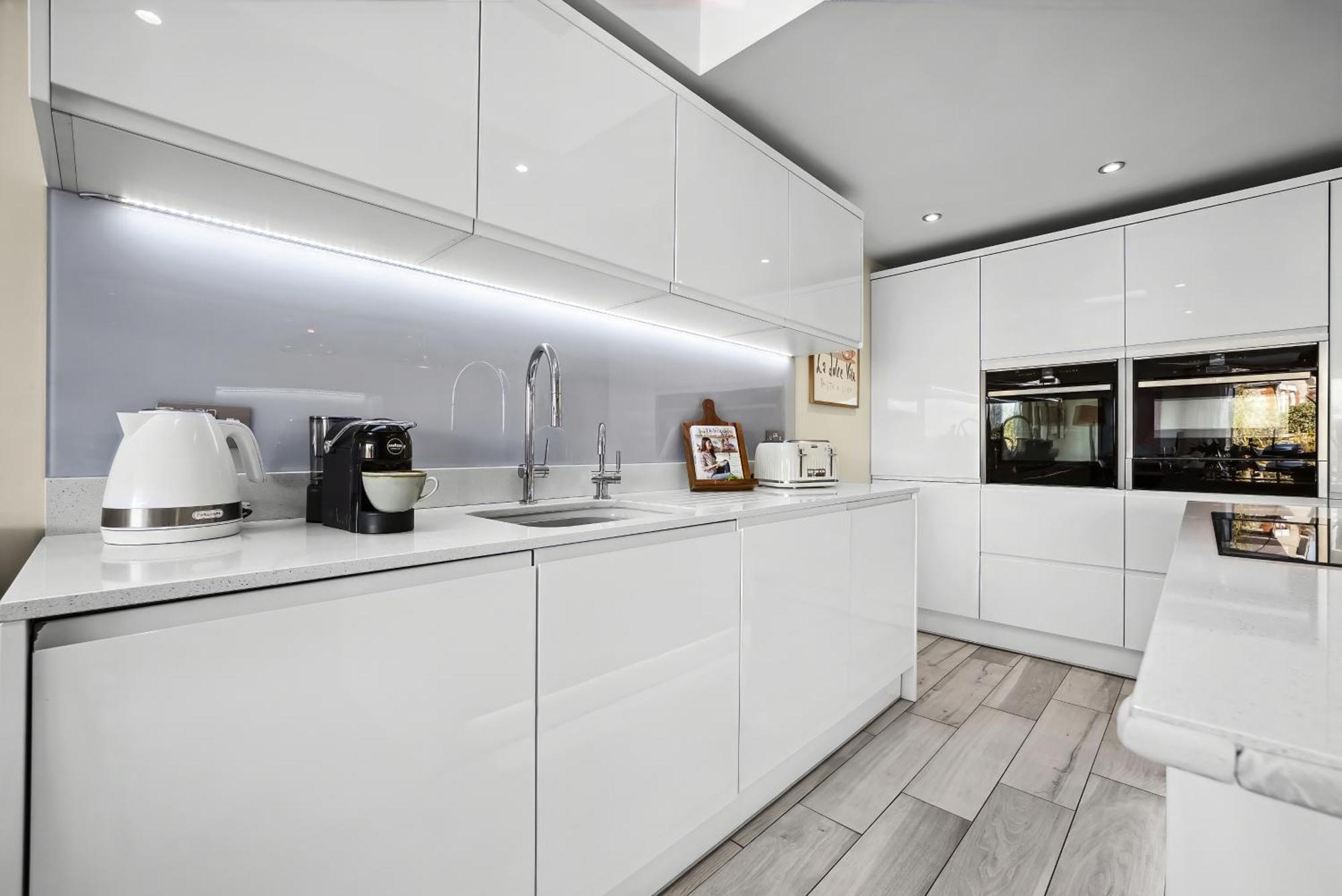 3-bedroom Stylish Stunning & Open Plan Home, Sleeps 6 With Private Off-road Parking And Private Garden - Long Term And Summer Special Offer! - By Blue Puffin *