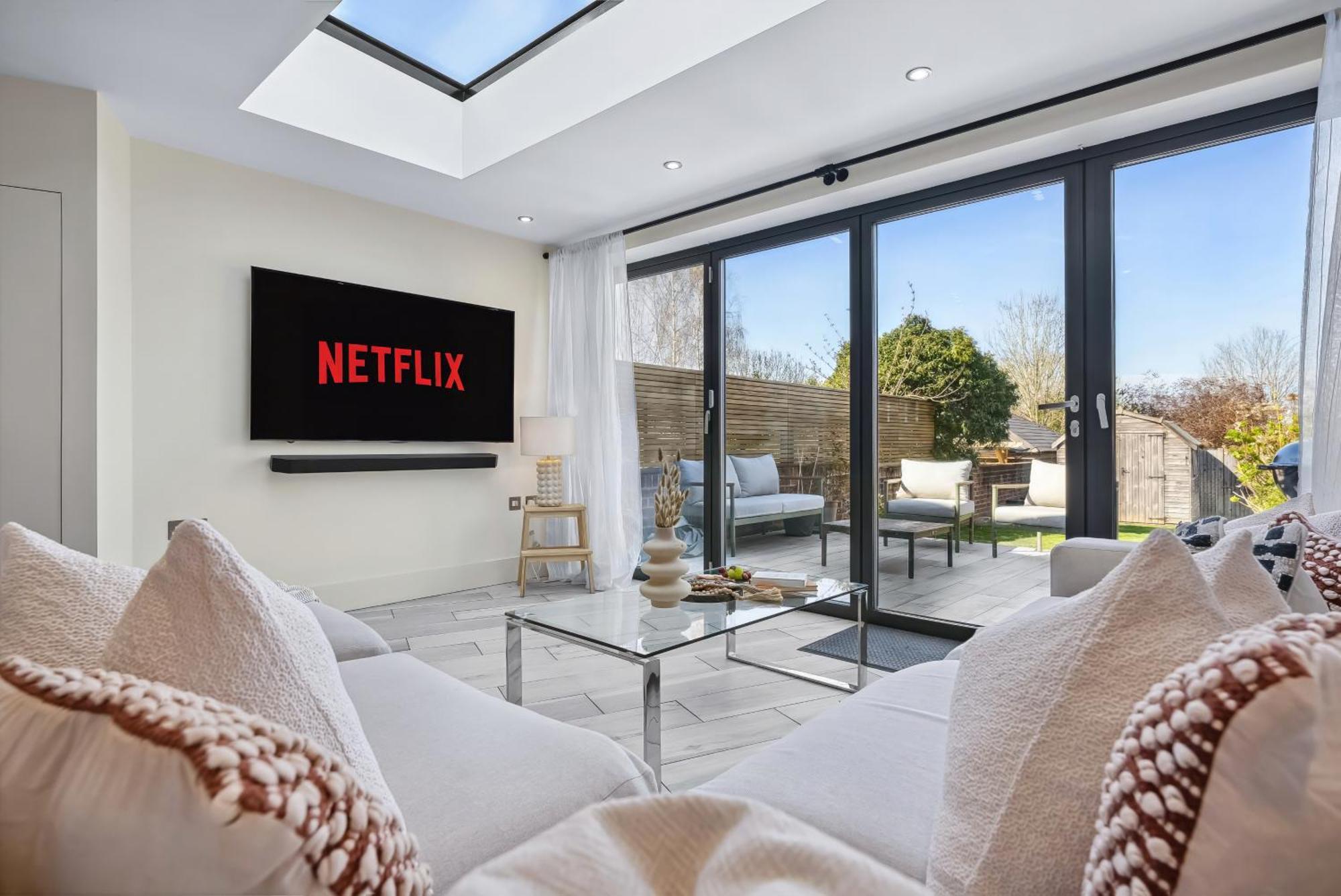 3-bedroom Stylish Stunning & Open Plan Home, Sleeps 6 With Private Off-road Parking And Private Garden - Long Term And Summer Special Offer! - By Blue Puffin Winchester