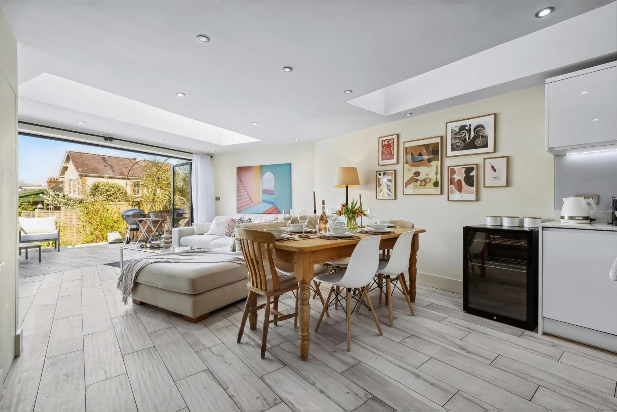 3-bedroom Stylish Stunning & Open Plan Home, Sleeps 6 With Private Off-road Parking And Private Garden - Long Term And Summer Special Offer! - By Blue Puffin Winchester