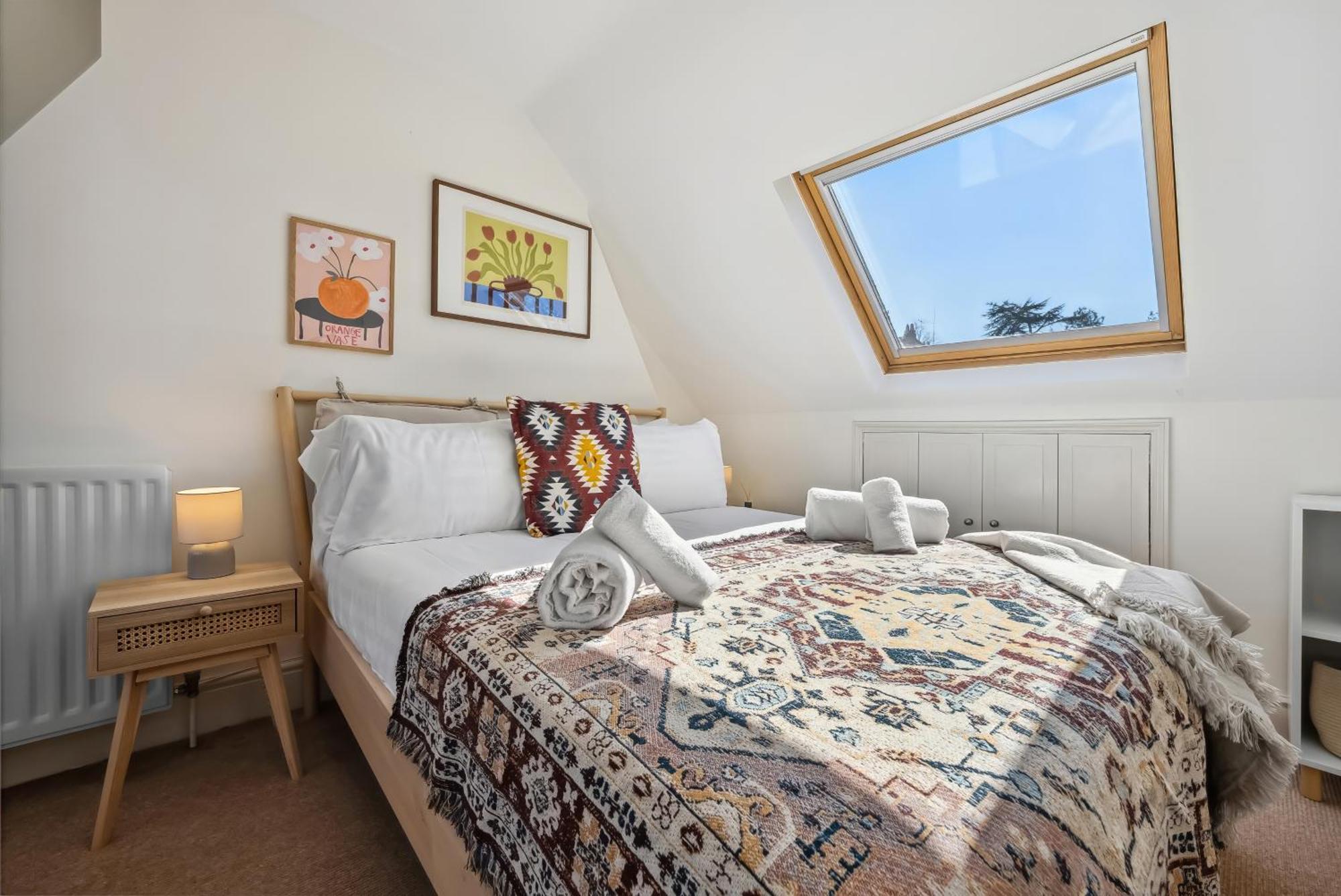 3-bedroom Stylish Stunning & Open Plan Home, Sleeps 6 With Private Off-road Parking And Private Garden - Long Term And Summer Special Offer! - By Blue Puffin