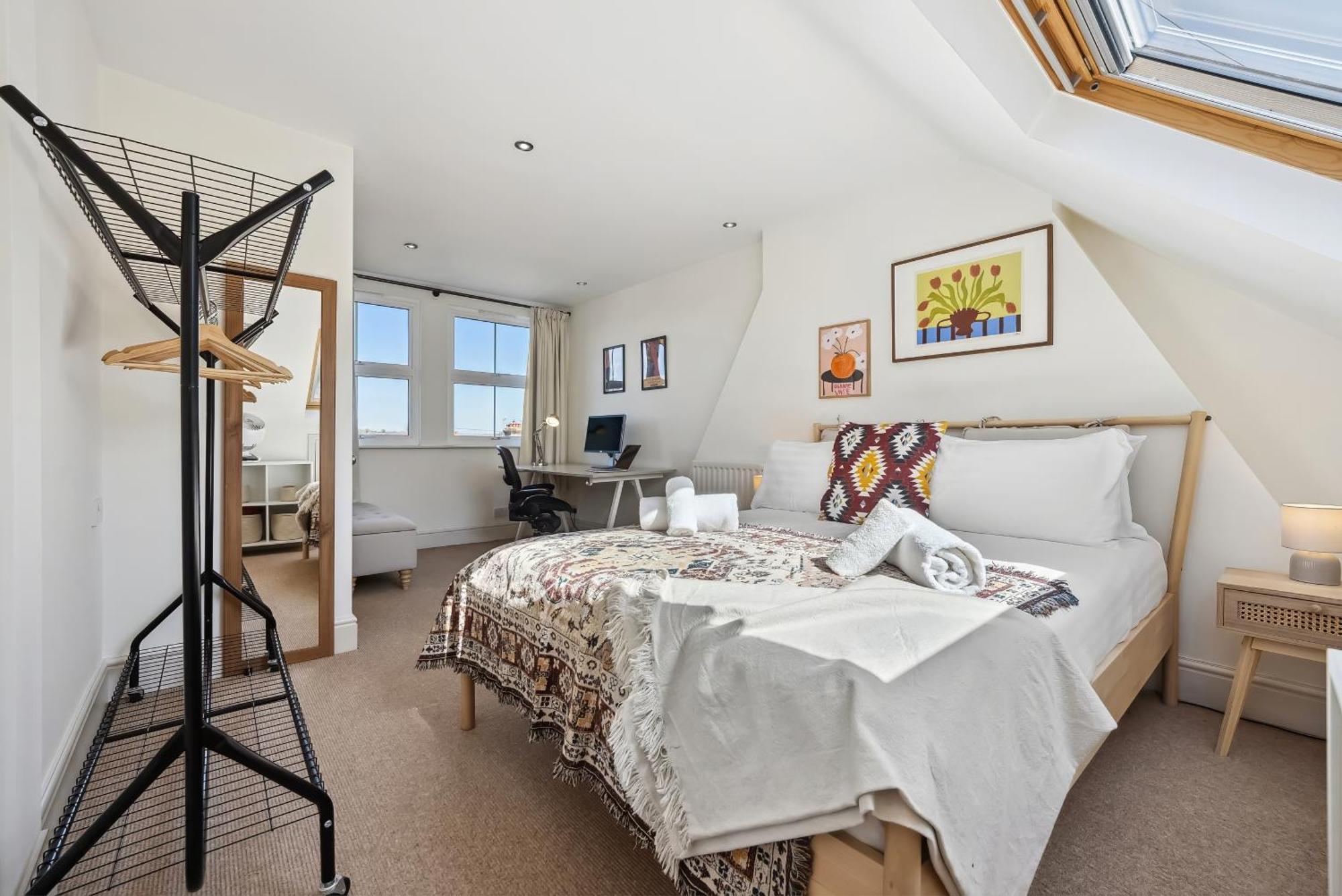3-bedroom Stylish Stunning & Open Plan Home, Sleeps 6 With Private Off-road Parking And Private Garden - Long Term And Summer Special Offer! - By Blue Puffin