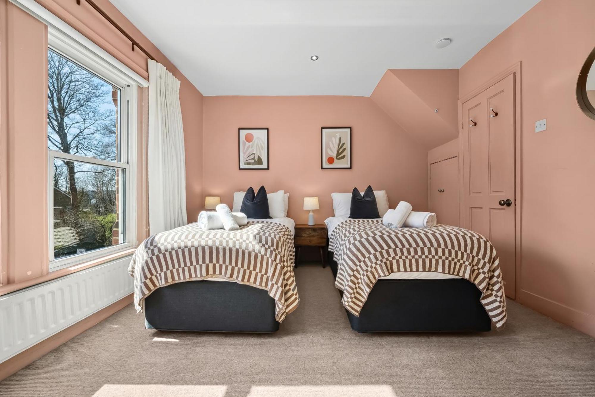 Сasa de vacaciones 3-bedroom Stylish Stunning & Open Plan Home, Sleeps 6 With Private Off-road Parking And Private Garden - Long Term And Summer Special Offer! - By Blue Puffin