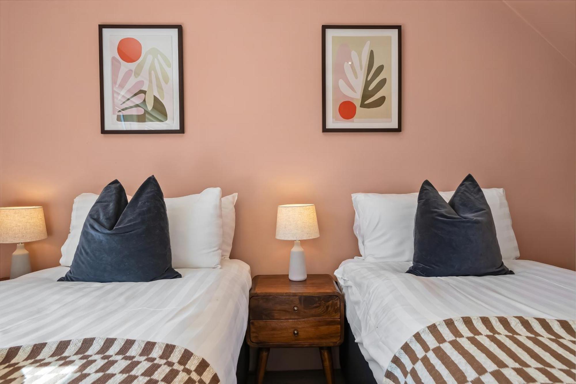 3-bedroom Stylish Stunning & Open Plan Home, Sleeps 6 With Private Off-road Parking And Private Garden - Long Term And Summer Special Offer! - By Blue Puffin * Winchester